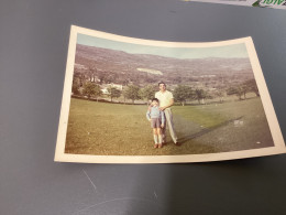 Snapshot 1958 Photo, Couleur Annecy, Homme Dans Un Champ Avec Son Garçon En Culotte, Courte Montagne Derrière - Anonieme Personen