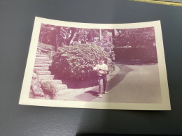 Snapshot 1957 Photo Couleur Annecy, Garçon Sur La Route Avec Une Carabine En Jouet, Cactus, Maison, Maison, Escalier Es - Anonyme Personen