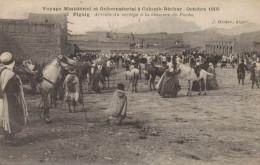 COLOMB BECHAR 1905 VOYAGE MINISTERIEL ET GUBERNATORIAL FIGUIG ARRIVEE DU CORTEGE A LA DEMEURE DU PACHA  CPA BON ETAT - Bechar (Colomb Béchar)