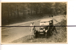 Carte Photo ? CPA A Identifier. Automobile. Véhicule, Ancienne Voiture , Une Femme A Cote D'une Voiture - Photographs