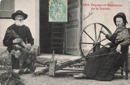 FOLKLORE - Personnages - Paysan Et Paysanne De La Lozère - Rouet - Sbots - Entrée - Couple - Carte Postale Ancienne - Personen