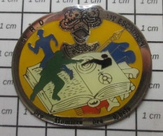 2219 Pin's Pins / Beau Et Rare : MILITARIA / GENDARMERIE ? 6e RD 11e ESC. DES HOMMES DES CHEFS Y'a Pas D'femmes, Chef ? - Army