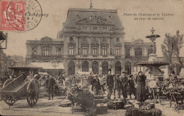 50 , Cpa  CHERBOURG , Place Du Chateau Et Le Théatre , Un Jour De Marché (13417) - Cherbourg