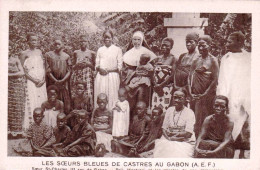 Afrique - GABON -  Les Soeurs Bleues De Castres - Soeur Saint Charles Et Les Clientes De Son Dispensaire - Religion - Gabon