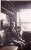 Petite Photo Originale -1937 - Dans Le Compartiment Du Train Du Havre A Paris - Trenes