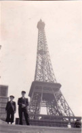 Petite Photo  - 1937 - PARIS - Exposition Internationale - En Sortant Du Pavillon De La Belgique - Orte