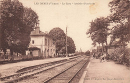 Les Ormes * La Gare , Arrivée D'un Train * Ligne Chemin De Fer Vienne - Altri & Non Classificati