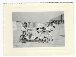 ANCIENNE PHOTO ENFANT SUR CHARIOT VOITURE ATTELAGE CHEVAL A PEDALES, BORD DE MER, Format Environ 8 Cm Sur 10,5 Cm - Foto