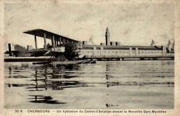 50 , Cpa  CHERBOURG , 30 K , Un Hydravion Du Centre D'Aviation Devant La Nouvelle Gare Maritime (13431) - Cherbourg