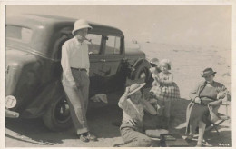 Carte Photo à Identifier - Une Famille Près D'une Voiture - Da Identificare