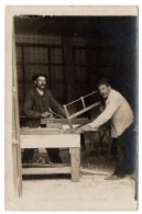 Menuisiers Dans L'atelier. Carte Photo Non Située - Artisanat