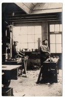 Menuisiers Dans L'atelier. Carte Photo Non Située - Artisanat