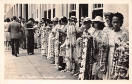 Hawaii - HONOLULU - Lei Vendors - Vendeurs De Colliers - Carte-Photo, écrit (2 Scans) - Honolulu