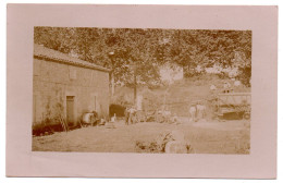 Batteuse Dans Une Cour De Ferme. Carte Photo Animée Non Située - Paysans