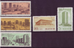 Asie - Corée Du Nord - Immeubles - 5 Timbres Différents - 7154 - Corea Del Nord