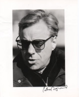 PHOTO GRAND FORMAT 1 - ENV 1 - CINEMA - PHOTO DEDICACEE DU REALISATEUR AMERICAIN PETER BOGDANOVICH - Signed Photographs