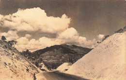 FRANCE - Nouvelle Calédonie - Vue Sur Une Route - Montagne Au Loin - Vue Générale - Carte Postale Ancienne - Nouvelle Calédonie