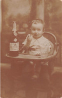 ENFANTS - Un Bébé Assis Souriant - Bouteille - Chaise - Verre - Carte Postale Ancienne - Andere & Zonder Classificatie