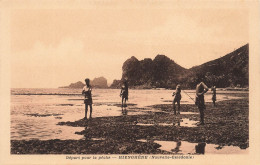 FRANCE - Départ Pour La Pêche - Hienghène (Nouvelle Calédonie) - Vue Sur La Plage - Animé - Carte Postale Ancienne - Nouvelle Calédonie