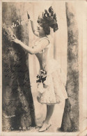 MODE - Une Femme Au Robe Courte Avec Un  Chapeau De Fleur - Animé - Carte Postale Ancienne - Mode