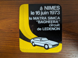 AUTOCOLLANT NIMES – 16 JUIN 1973 – MATRA SIMCA BAGHEERA – CIRCUIT DE LEDENON – AUTOMOBILE VOITURE AUTO  – 30 GARD - Adesivi