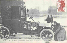 Reproduction CPA - 75 Paris - Les Femmes Chauffeurs - Mme Decourcelle Procédant à La Mise En Marche De Son Autotax - Aut - Petits Métiers à Paris