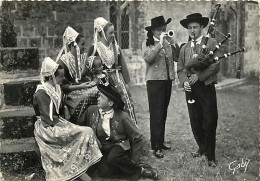 29 - Plougastel Daoulas - Jeunes Filles Et Sonneurs De Plougastel - Folklore - Mention Photographie Véritable - CPSM Gra - Plougastel-Daoulas