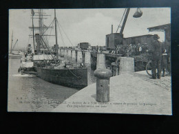 LA ROCHELLE  LA PALLICE      ARRIVEE DU JEAN GUITTON VENANT DE PRENDRE LES PASSAGERS D'UN PAQUEBOT ARRIVE SUR RADE - La Rochelle