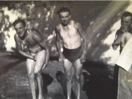 Photo LA DOUCHE AU CAMPING HOMME NU - Personas Anónimos