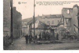 Belgique -DINAN - Rue De L'Enfer, 19 Dinantais Y Furent Fusillés, Le 23 Août 1914 .... (CP Très Animée) - Dinant