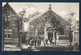 Zaandam. Czaar Peterhuisje. La Maison De Pierre Le Grand Où Il A Travaillé En 1697. Enfants En Pose. - Zaandam