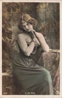 FANTAISIES - Femmes - Femme En Robe - Seule Assise Sur Une Chaise - G De Vère - Carte Postale Ancienne - Women