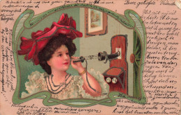 ILLUSTRATEURS - NON SIGNES - Femme En Costume - Téléphone - Dans Une Maison - Carte Postale Ancienne - Zonder Classificatie
