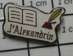 813B  Pin's Pins / Beau Et Rare / MEDIAS / L'ALEXANDRIN LIVRE MANUSCRIT PLUME D'OIE LIBRAIRIE - Media