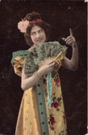 FANTAISIES - Femmes - Femme Souriante - En Costume - Colorisé - Carte Postale Ancienne - Femmes