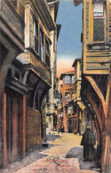 CPA / TURQUIE / CONSTANTINOPLE / UNE RUE A STAMBOUL / TIMBRE AU VERSO - Turkey