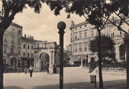 POLA-CROAZIA-PIAZZA PORT'AUREA E ARCO DEI SERGI-CARTOLINA VERA FOTOGRAFIA- VIAGGIATA IL 10-3-1942 - Croatie