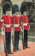 MILITARIA - Three British Guardsmen - Trois Gardes En Uniforme - Fusils - Carte Postale Ancienne - Other & Unclassified