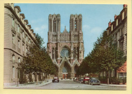 51. REIMS – La Cathédrale Et La Rue Rockfeller / Vieilles Voitures (voir Scan Recto/verso) - Reims