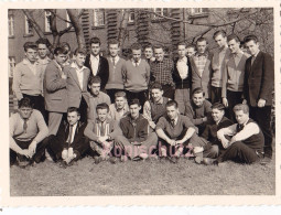 Altes Foto Vintage. Gruppe Junger Männer -Freunde ..ca 1958 (  B10  ) - Persone Anonimi