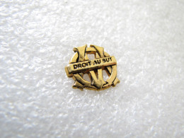 PIN'S     FOOTBALL OLYMPIQUE DE MARSEILLE  DROIT AU BUT  16 Mm - Calcio