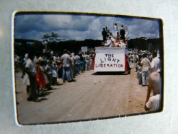 RARE - PHOTO - DIAPOSITIVE - SCENE ANIMEE (Années 50) : GUAM Île Américaine Dans Le Pacifique - Base Aérienne Et Navale - Diapositives (slides)