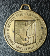 Jeton à Bélière Médaille D'identification De Chien "Centre D'action Pour La Propreté De Paris / Hôtel De Ville" - Professionals/Firms