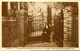 CPA - LISIEUX - SAINTE-THERESE -  SCENE 12 - MEDITATION DANS LE CIMETIERE DES CARMELITES - Saints