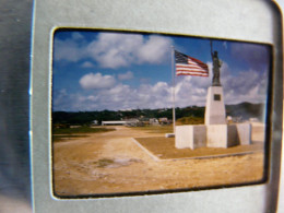 RARE - PHOTO - DIAPOSITIVE - SCENE ANIMEE (Années 50) : GUAM Île Américaine Dans Le Pacifique - Base Aérienne Et Navale - Diapositives (slides)