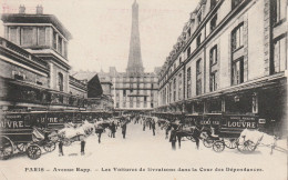 Paris (75007) Avenue Rapp. Les Voitures De Livraisons Des Grands Magasins Du Louvre , Dans La Cour Des Dépendances. - Paris (07)