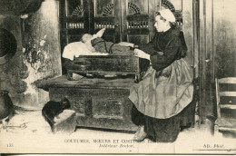 CPA - COUTUMES, MOEURS ET COSTUMES - INTERIEUR BRETON - Costumi