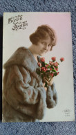 CPA FANTAISIE FEMME BONNE ANNEE BOUQUET DE ROSES MANTEAU DE FOUURURE ANNEES 20 30 ART DECO SAPI 1485 - Femmes