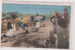 CPA   COLORISEE-MADAGASCAR  -CAMPEMENT INDIGENE -BOURGANE  PORTANT DU RIZ-BELLE CARTE - Madagascar