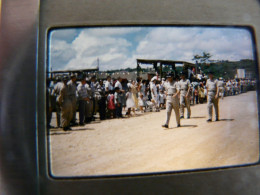 RARE - PHOTO - DIAPOSITIVE - SCENE ANIMEE (Années 50) : GUAM Île Américaine Dans Le Pacifique - Base Aérienne Et Navale - Diapositives